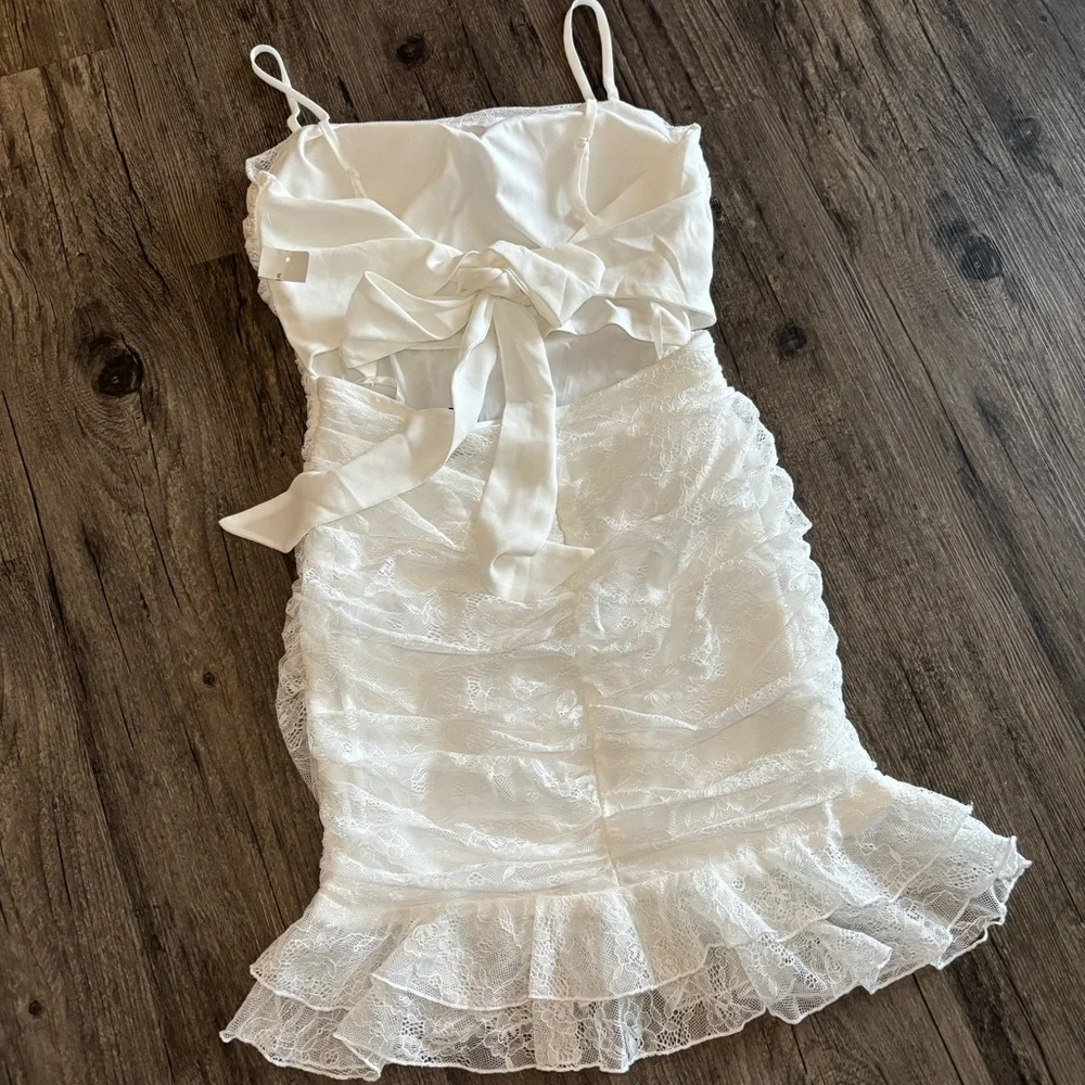 🚫SOLD🚫 Windsor Lace White Mini Bodycon Dress With Tie-Back Design - Picture 3 of 14